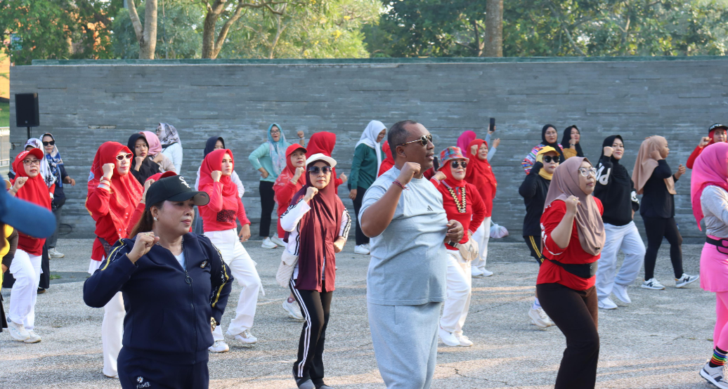 Penuh Semangat, Wabup Lamteng Bersama Wakil Ketua 1 TP-PKK Ikuti 'Car Free Day'