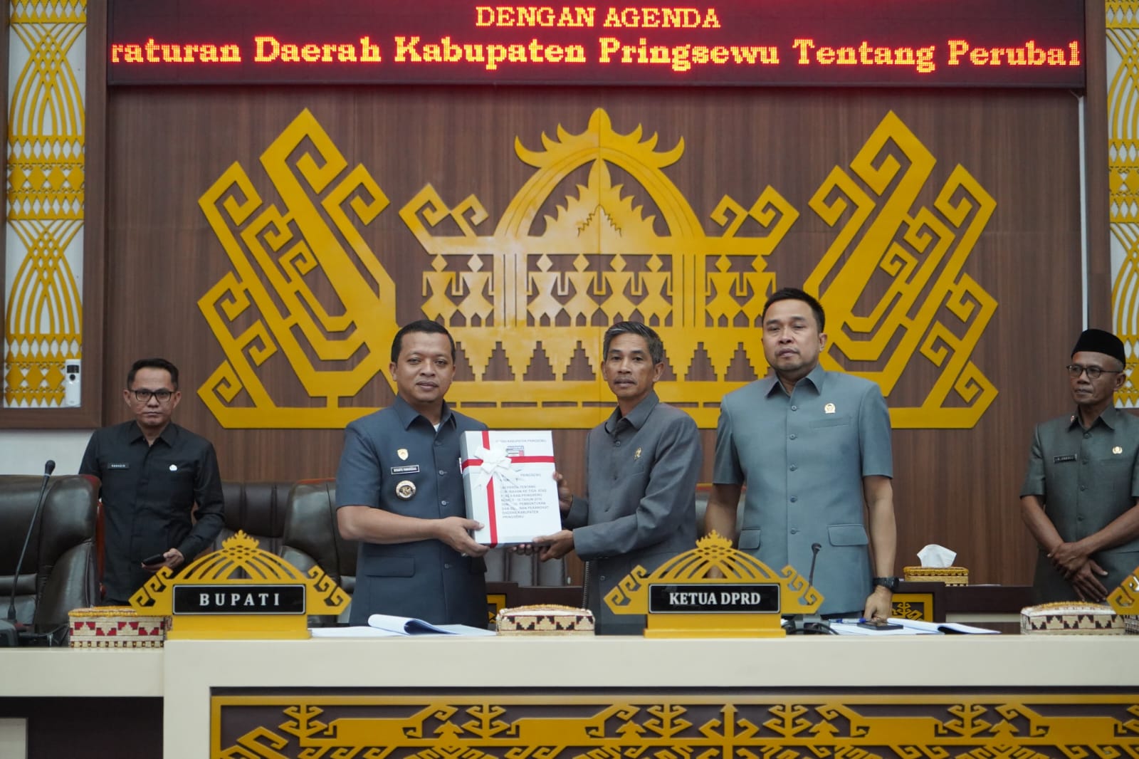 Rapat Paripurna DPRD, Bupati Pringsewu Sampaikan LKPJ 2025 dan Raperda Penataan Perangkat Daerah 