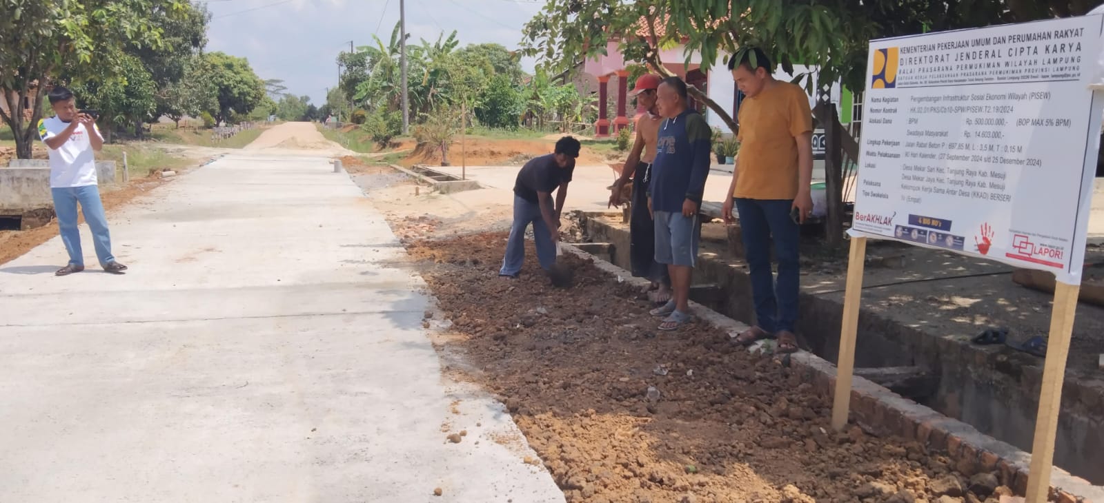 Lewat PISEW Mimpi Triono Terwujud, Jalan Didepan Rumahnya Kini Mulus Seperti Tol