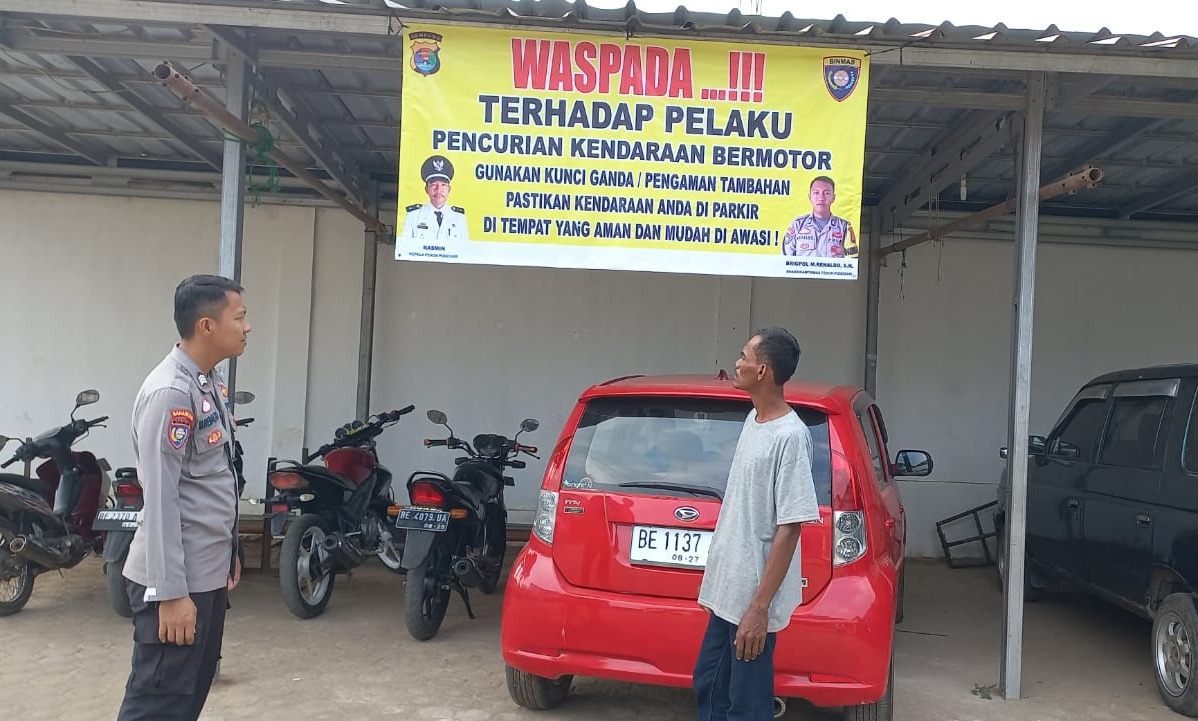 Bhabinkamtibmas Polres Pringsewu Pasang Banner Kamtibmas, Imbau Warga Waspada Curanmor