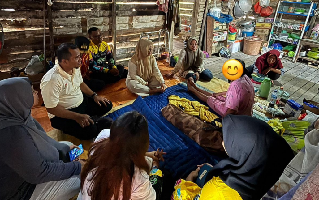 Bupati Mesuji Lakukan Home Care Tiga Warganya di Kecamatan Mesuji 
