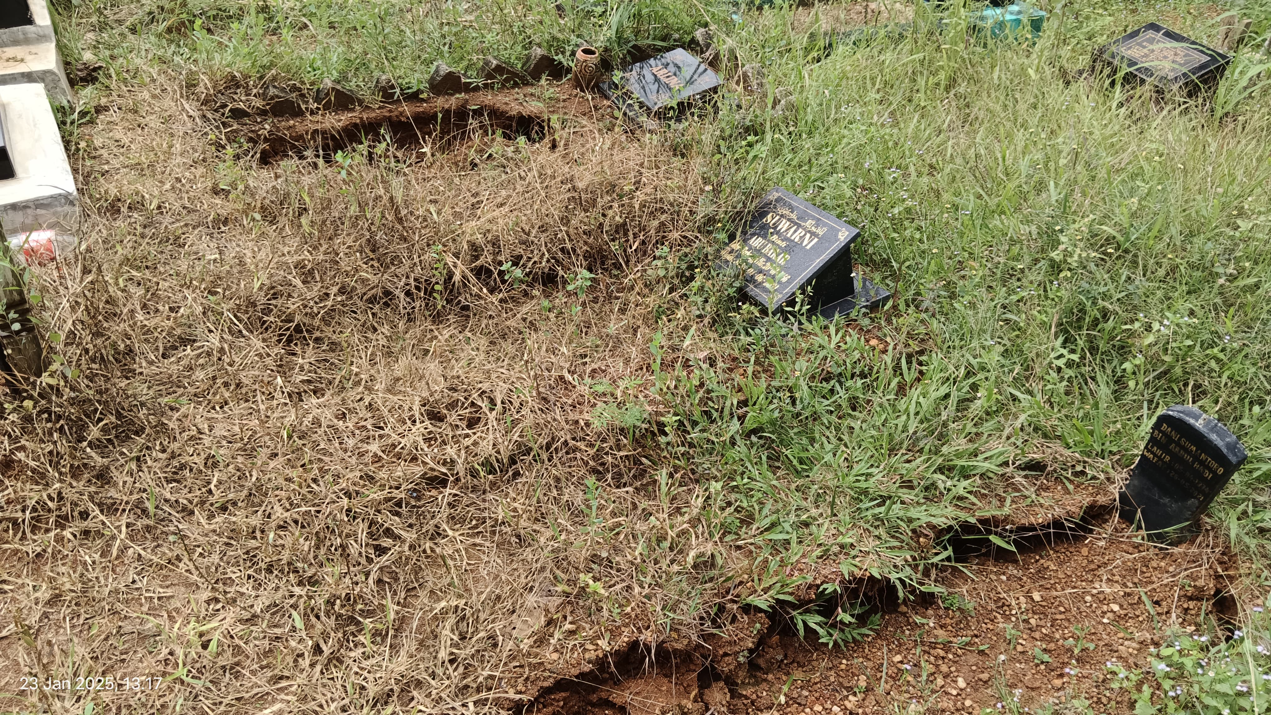 Curah Hujan Tinggi, Ratusan Makam di Kota Metro Amblas! 