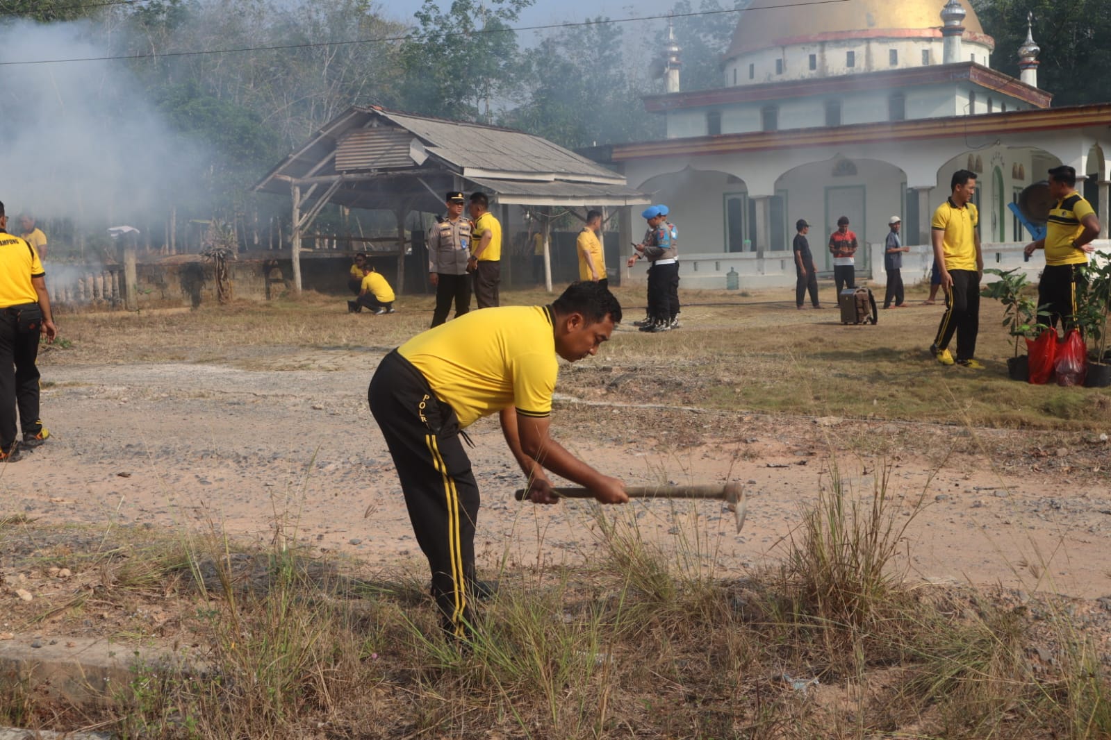 Polres Mesuji Gelar Aksi Bersih Masjid dan Tanam 15 Pohon Buah di Desa Rejo Binangun 