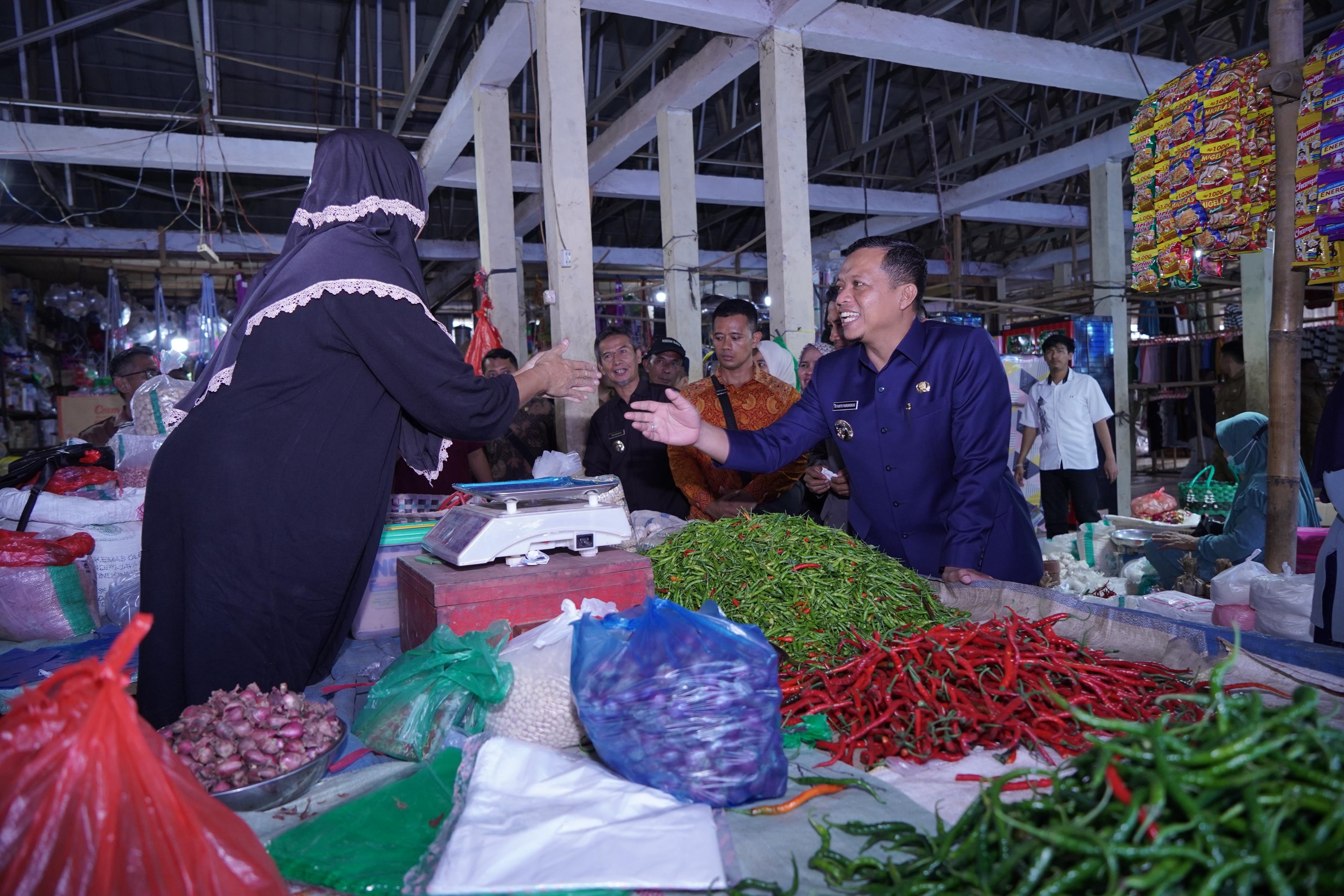 Bupati Pringsewu H. Riyanto Pamungkas Blusukan, Tinjau Stok dan Harga Kebutuhan Pokok di Pasar Banyumas