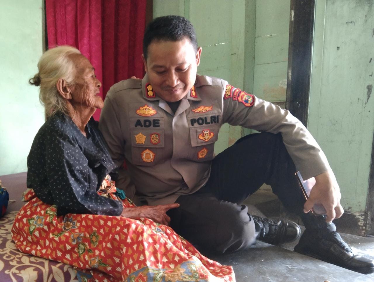 Bahagianya Mbah Sutirah, Rumahnya Direnovasi Kapolres Mesuji 