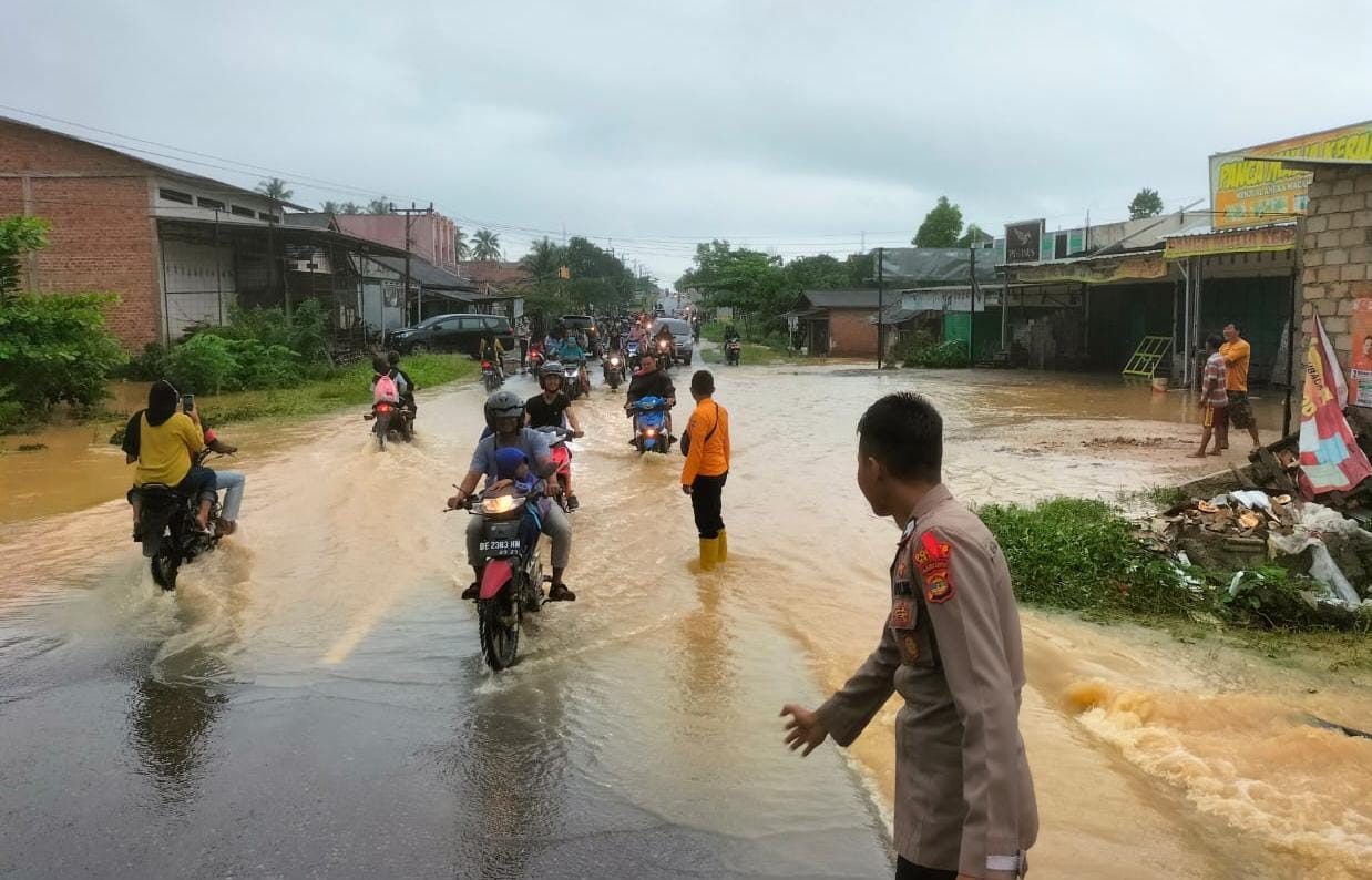 Polres Mesuji Hadir Bantu Masyarakat Terdampak Banjir di Simpang Pematang