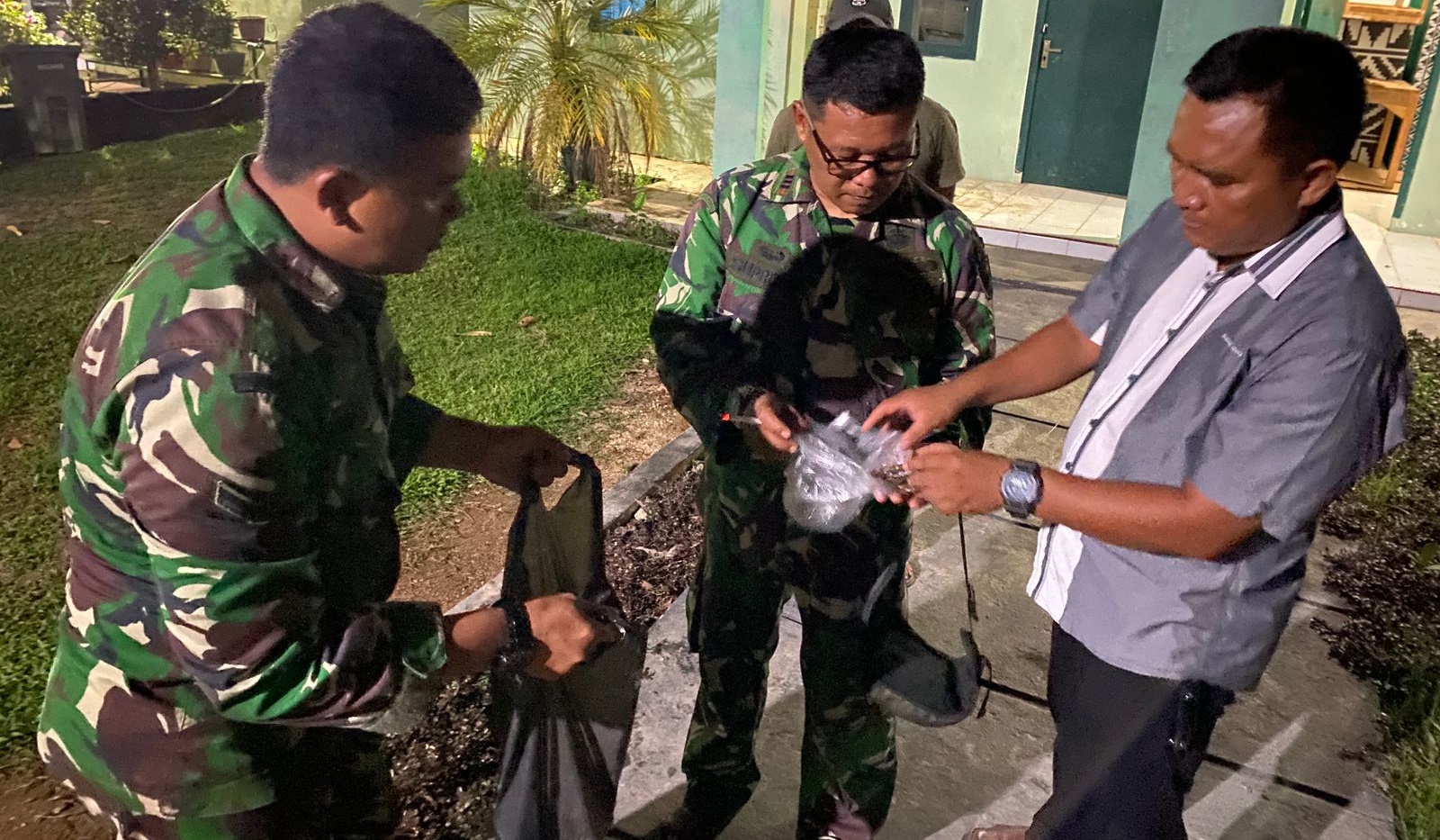 Granat dan Puluhan Amunisi Ditemukan di Pinggir Jalan Tol, TNI Lakukan Ini