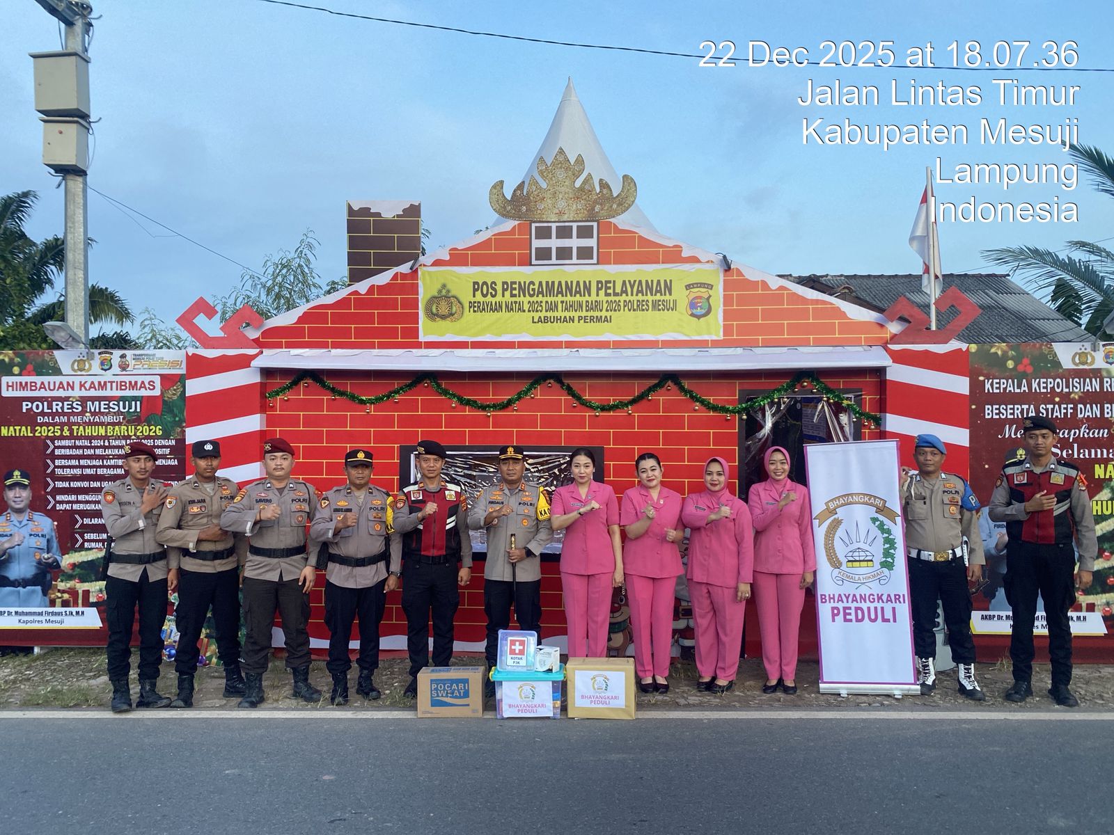 Beri Perhatian Untuk Anggota, Kapolres Bagikan Bingkisan Petugas di Pos Nataru