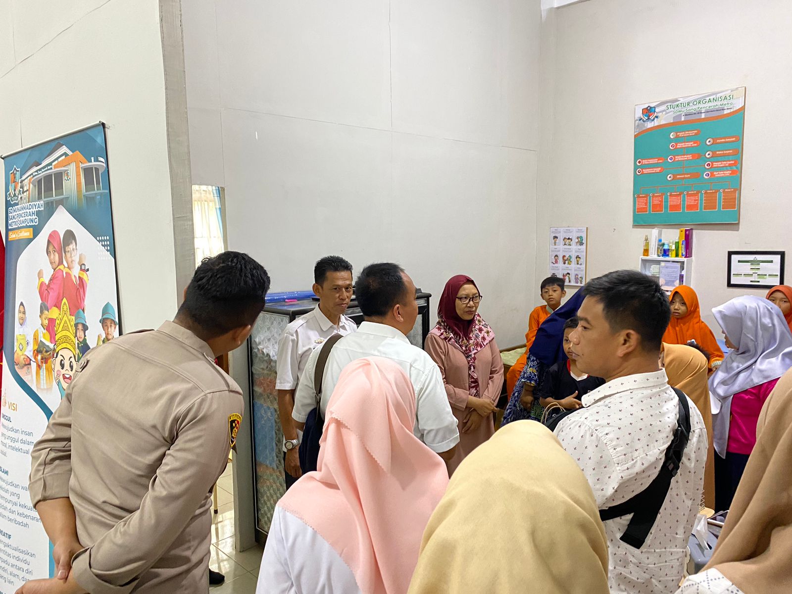 Diduga Keracunan, 9 Pelajar SDM Sang Pencerah Metro Muntah-Muntah, Polisi Lakukan Penyelidikan