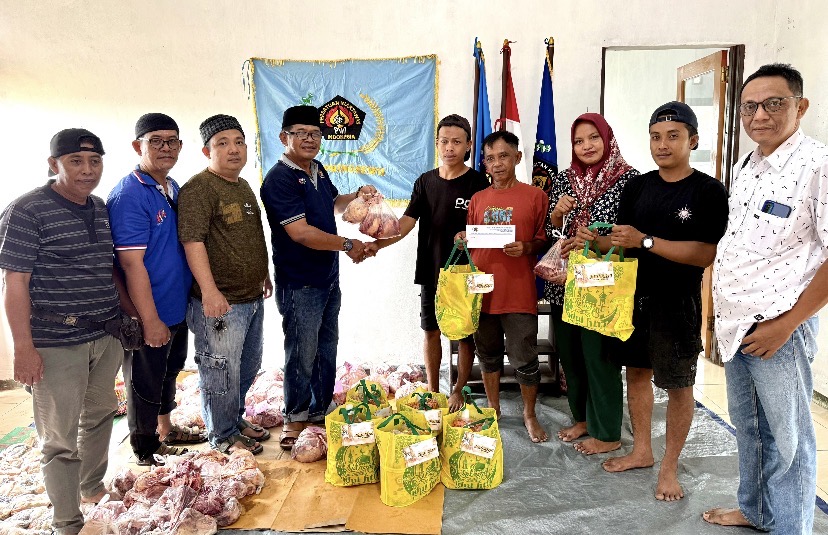 PWI Pringsewu Tebar Kebaikan, Bagikan Daging dan Bingkisan Jelang Idulfitri