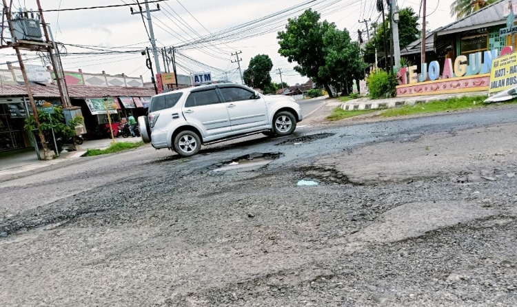 Kendaraan Susah Manuver, Lubang Dalam di Persimpangan Jalan Sultan Syahrir