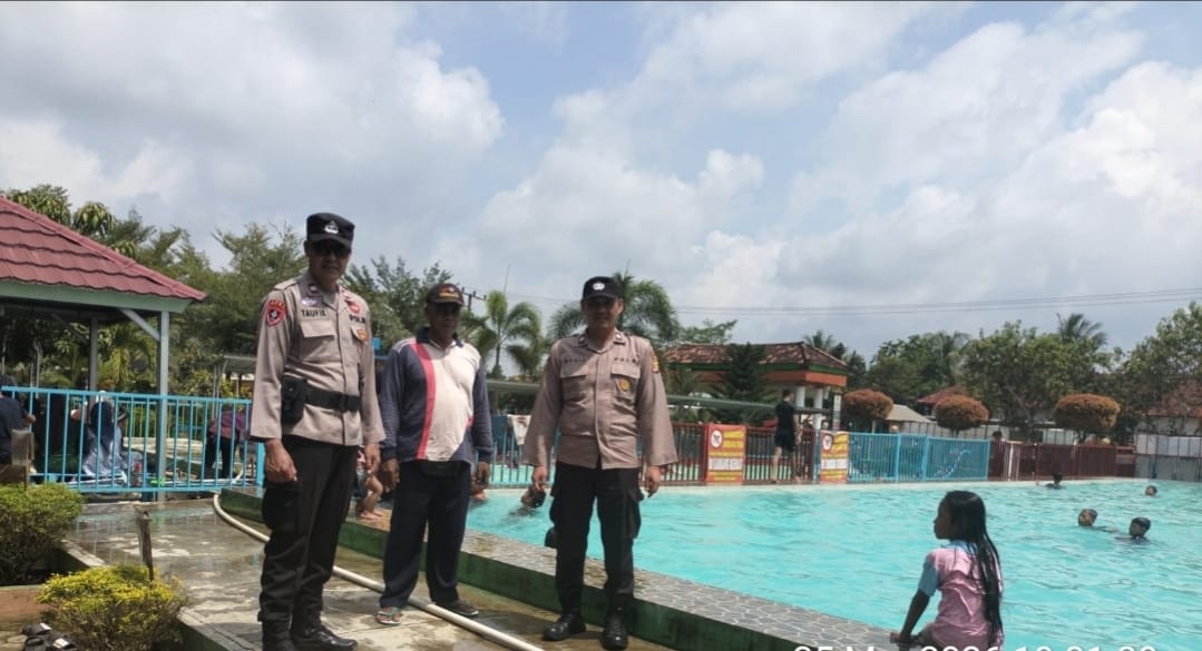 Anggota Polsek Way Serdang Amankan Aktivitas Wisata di Alun-alun Desa Hadi Mulyo