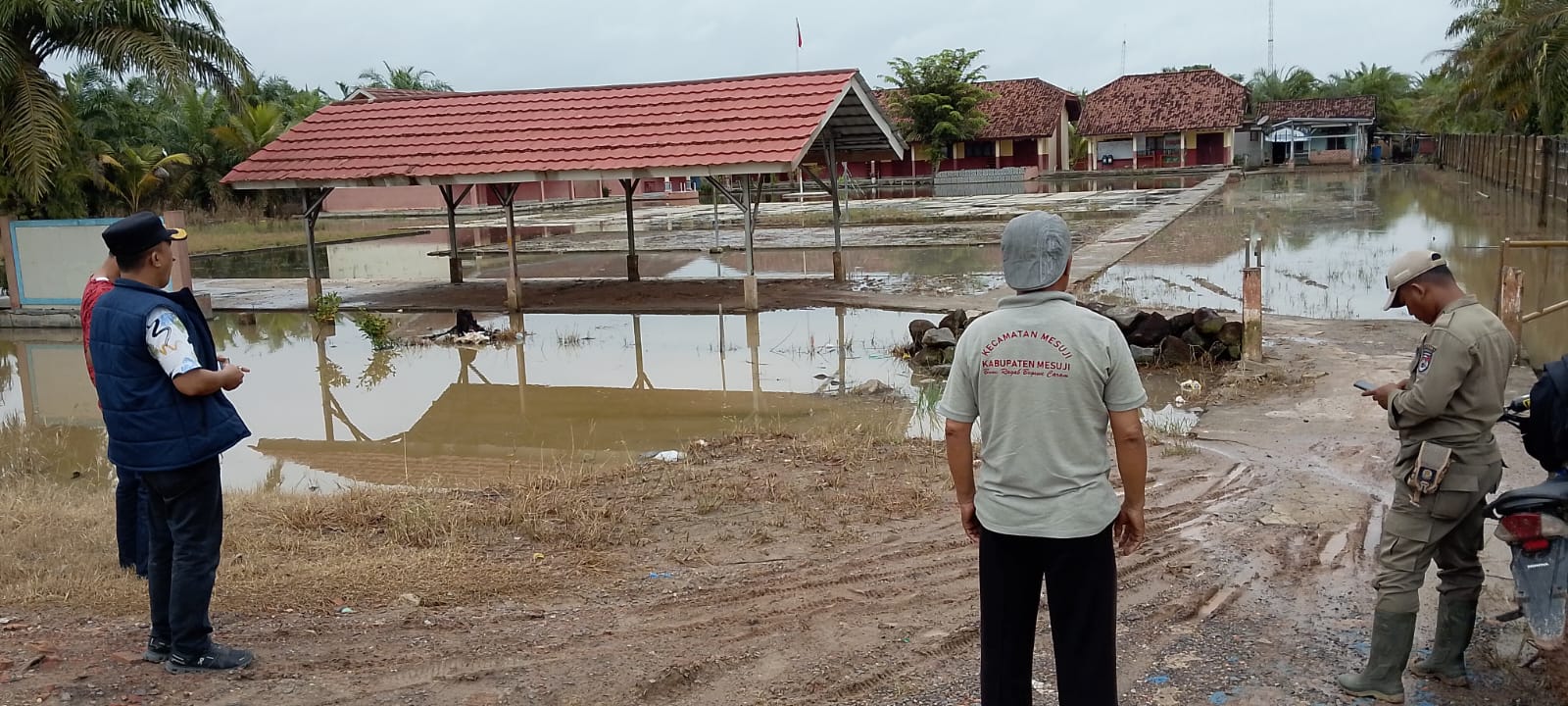 Camat Mesuji Turun Langsung Tinjau Banjir di Dua Desa 