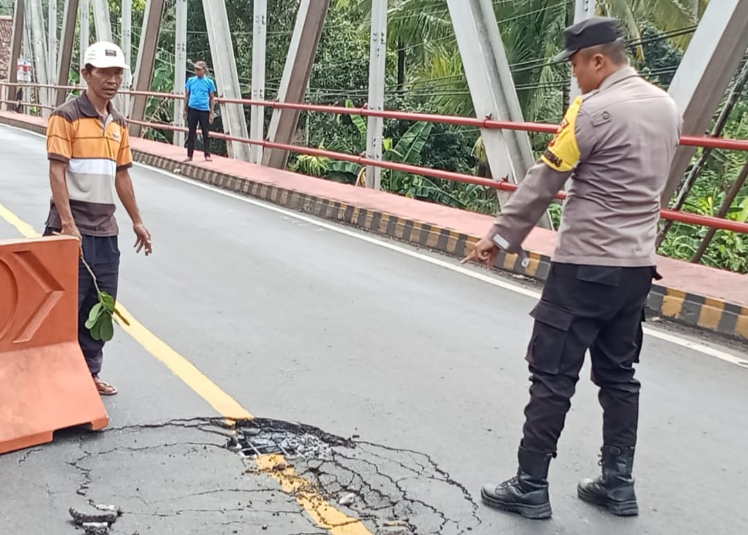 Jembatan Lintas Tengah Rusak, Satlantas Polres Lampura Himbau Pengguna Jalan Hati Hati 