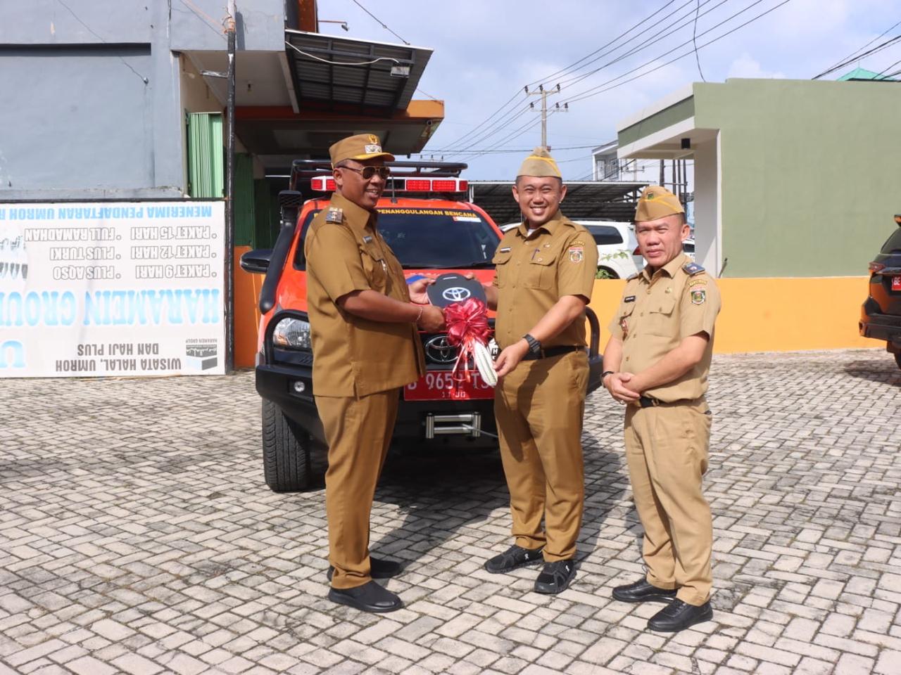 Usai Apel, Plt. Bupati I Komang Koheri Serah Terima Hibah Peralatan Penanggulangan Bencana