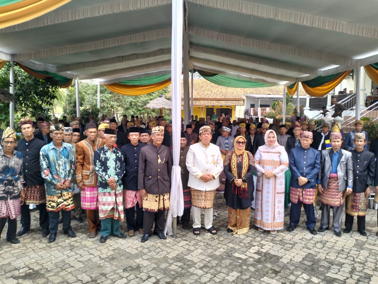 Ela - Azwar Raih Dukungan Dari Ratusan Penyimbang Adat Di Lampung Timur !