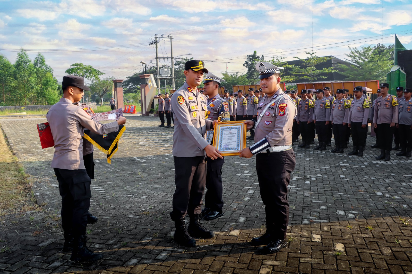 Sukses Pengamanan Arus Mudik dan Balik Idul Fitri 1446 H, Sepuluh Personel Satlantas Polres Pringsewu Terima P