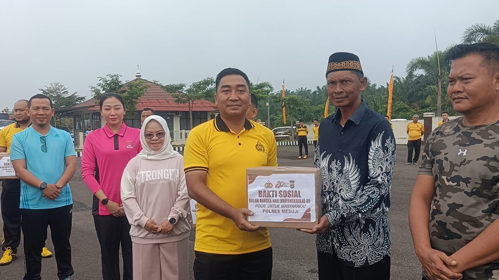 Gelar Olahraga Bersama Forkopimda, Polres Mesuji Salurkan 500 Paket Sembako Bansos
