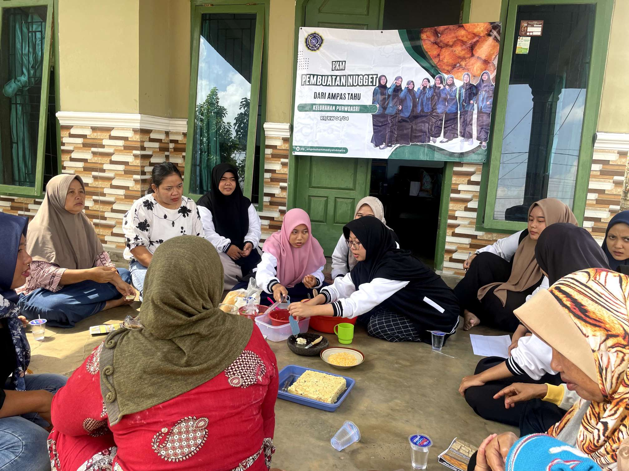 TIM PkM UM METRO Manfaatkan Ampas Tahu Menjadi Makanan Bernilai Ekonomis 