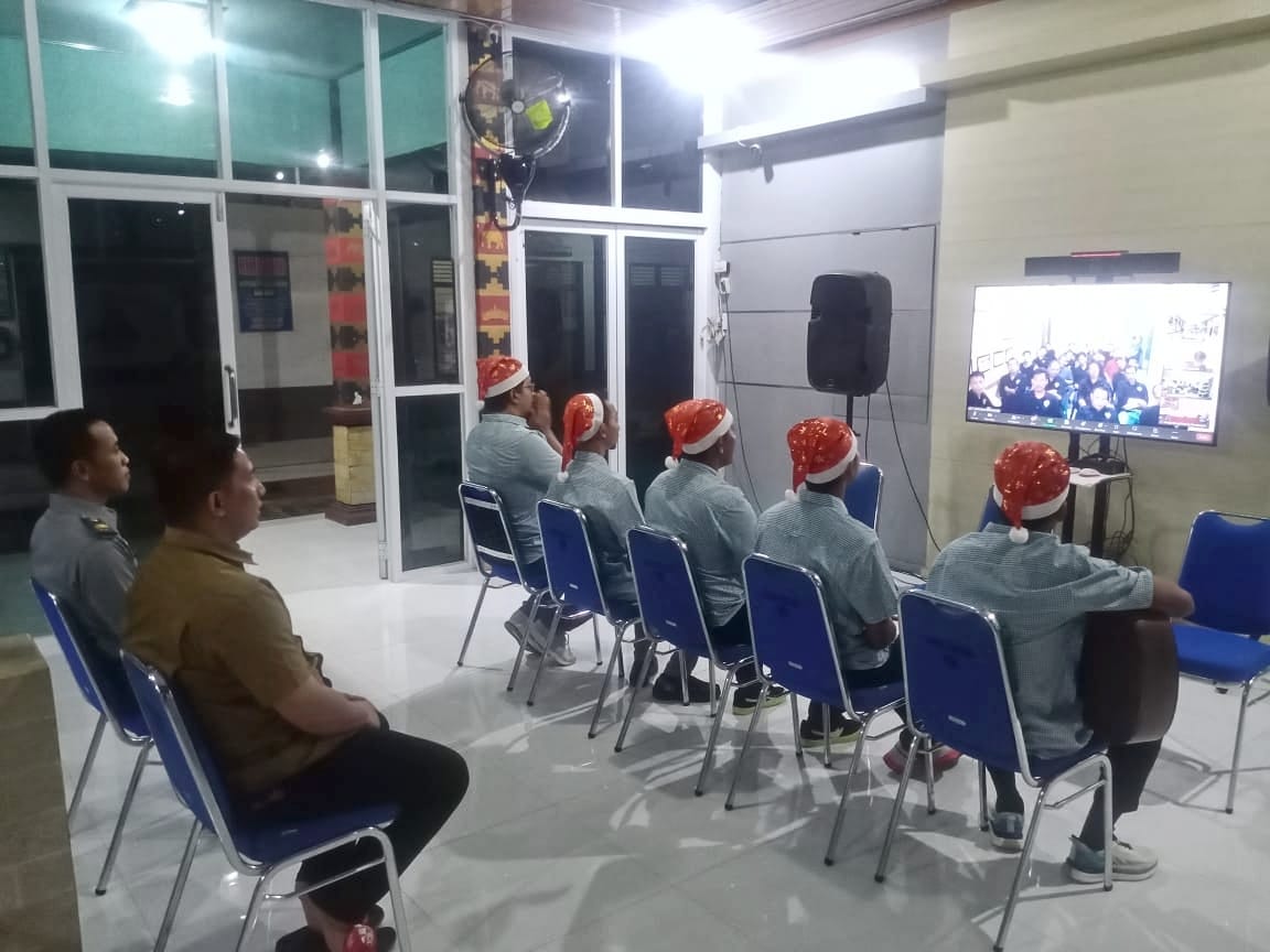 Narapidana Lapas Metro Ikuti Misa Malam Natal Daring, Kompak Kenakan Topi Santa