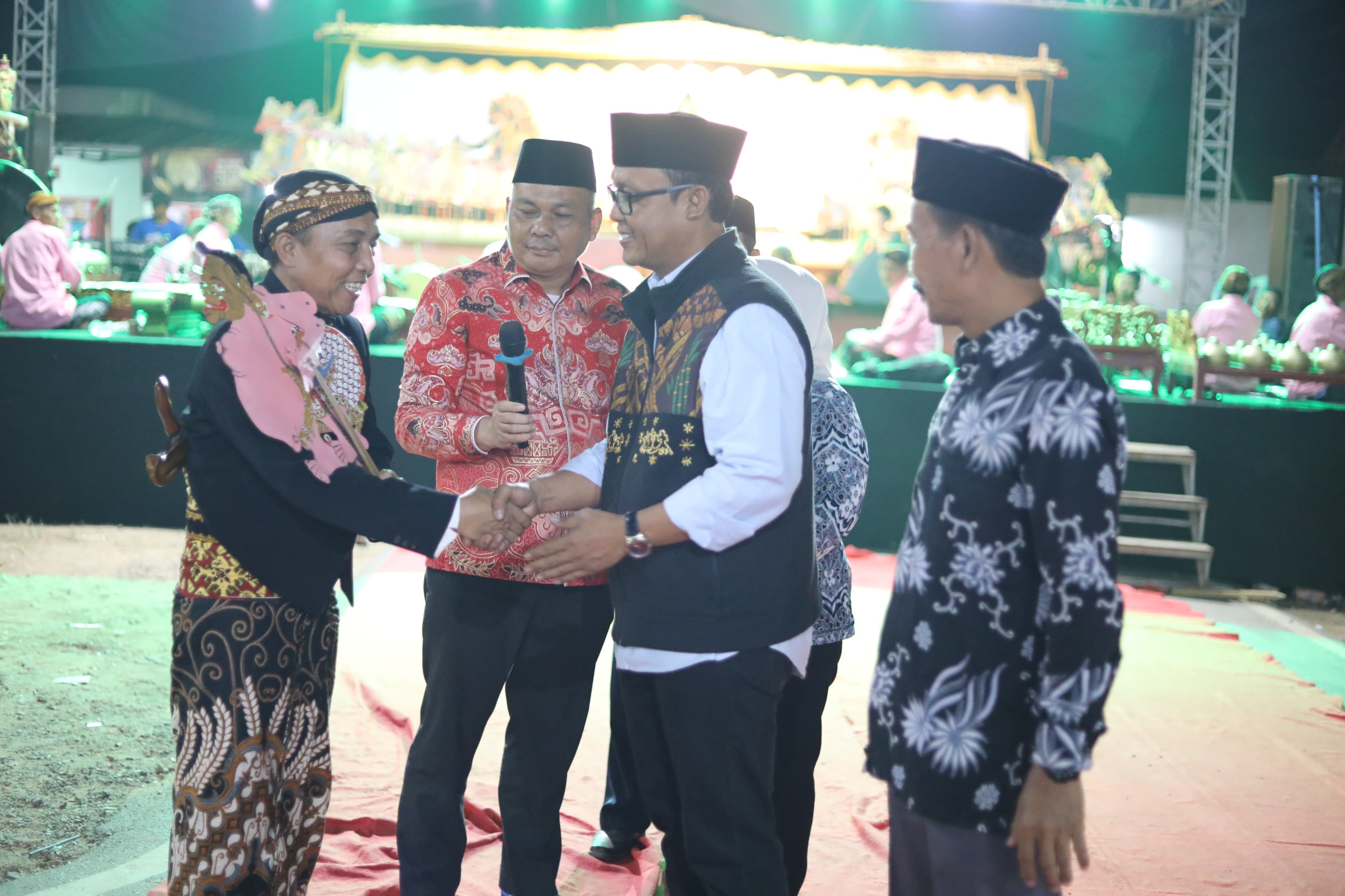Dalam Rangka Bersih Desa, Bupati Ardito Wijaya Hadiri Pagelaran Wayang Kulit Semalam Suntuk