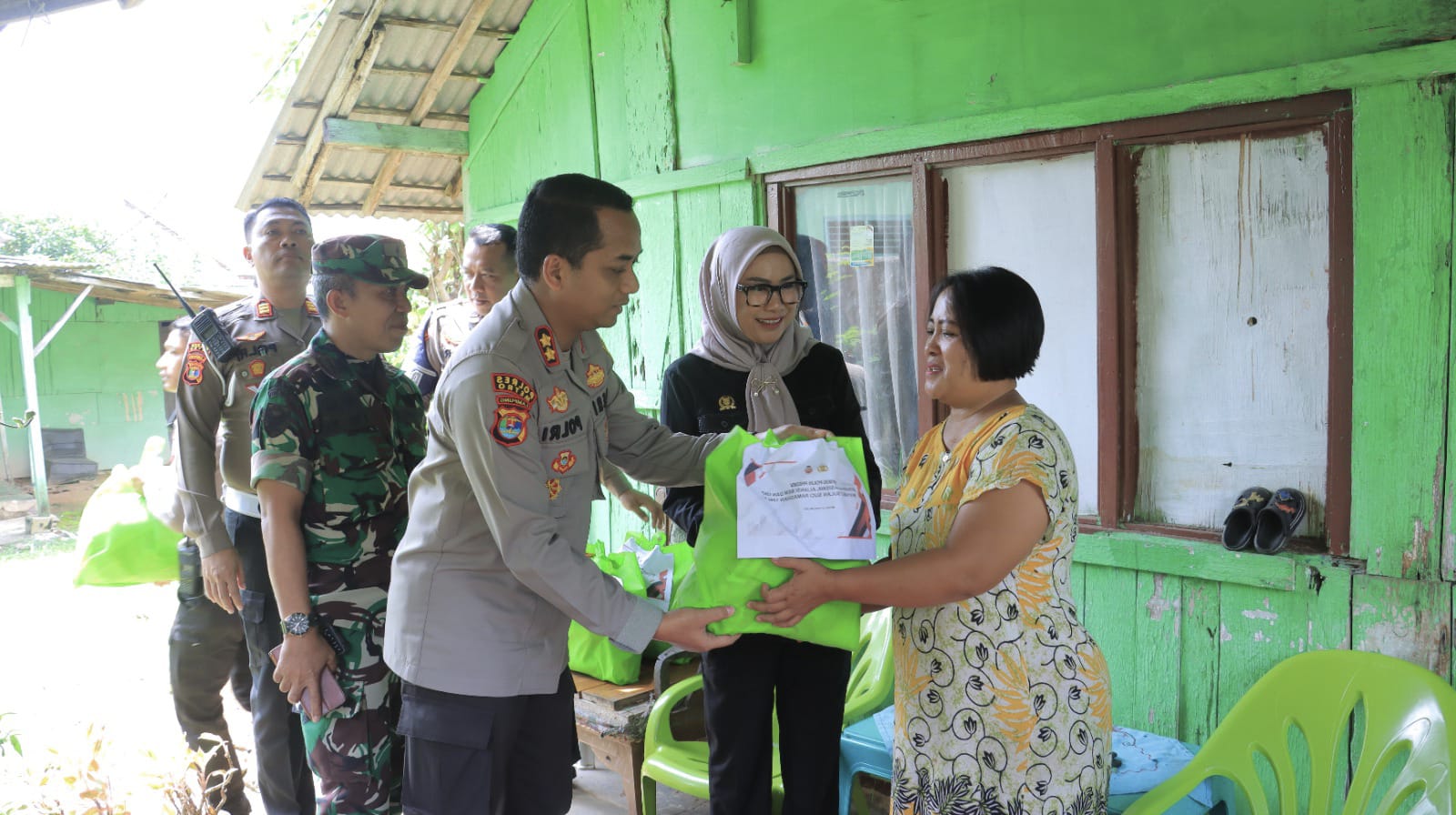 Baksos Polri Presisi, Polres Metro Bagikan 250 Paket Sembako kepada Warga Kurang Mampu