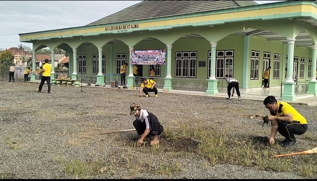 Beli Humanis, Kapolres Mesuji Pimpin Langsung Aksi Bersih Masjid di Agung Batin