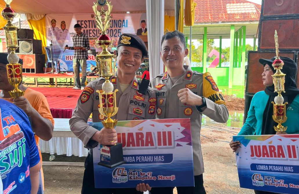 Polres Mesuji Raih Juara III Lomba Perahu Hias HUT Kabupaten Mesuji 
