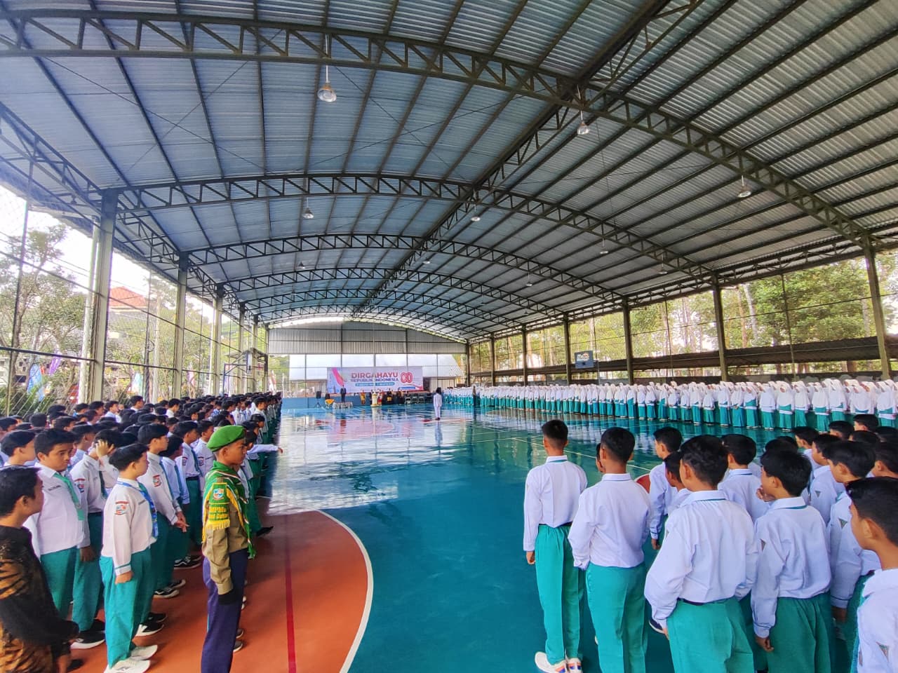 SMP Muhammadiyah Ahmad Dahlan Berikan Apresiasi Siswa Berprestasi pada Upacara 17 Agustus