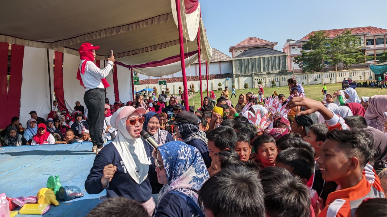 Masyarakat Tumijajar Berbondong Bondong Mengikuti Jalan Sehat dan Karnaval