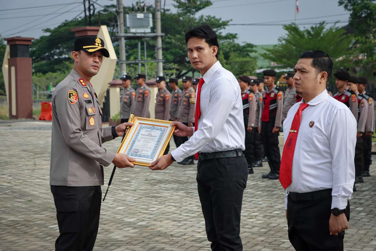 43 Personel Polres Pringsewu Terima Penghargaan Atas Prestasi Ungkap Kasus Pemerasan dan Narkotika