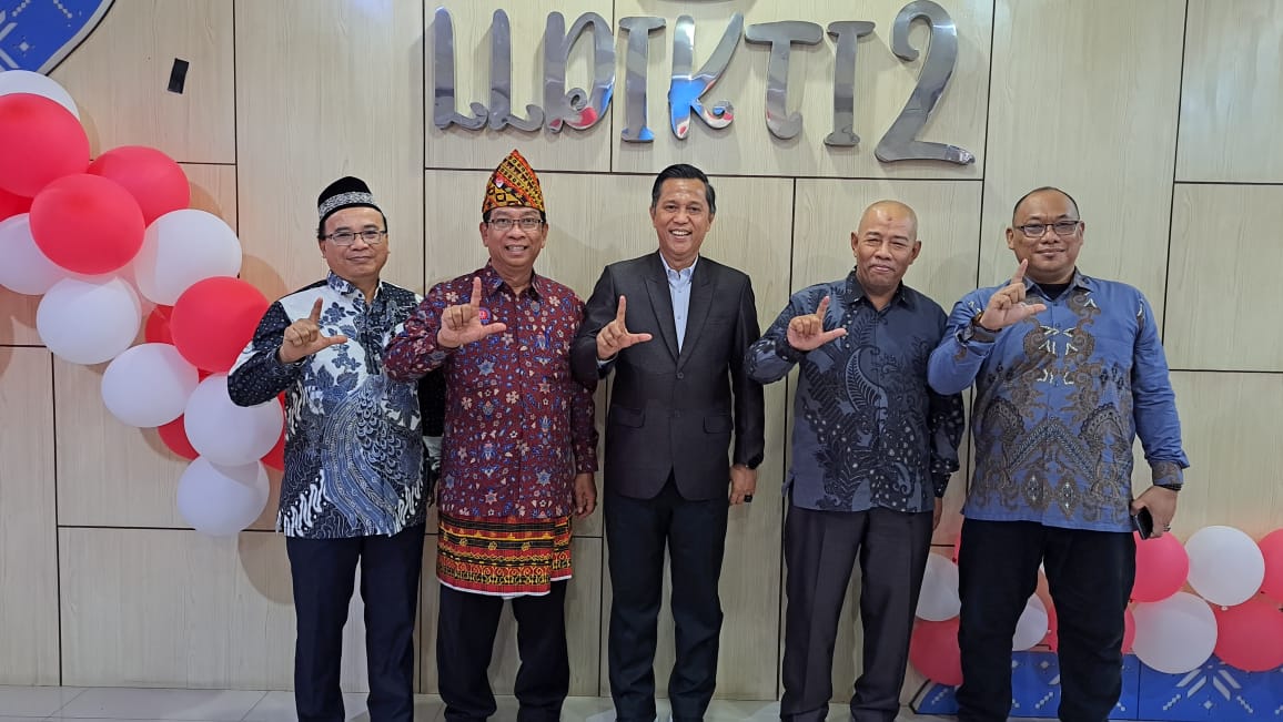 UM Metro Ukir Prestasi, Dosen Muhfahroyin Resmi Terima SK Guru Besar dari LLDIKTI Wilayah II