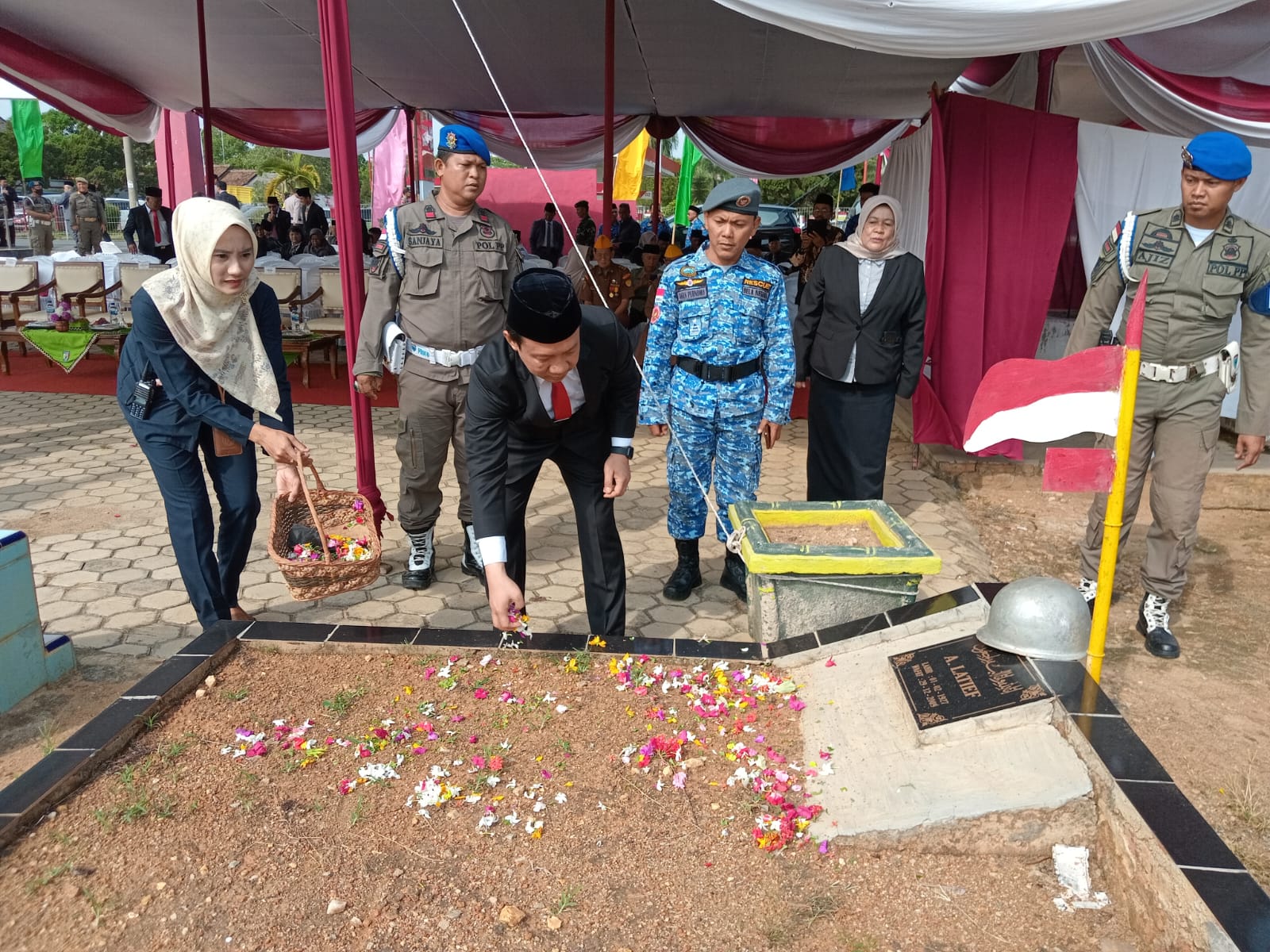 Pemkab Pringsewu Gelar Upacara Peringatan Hari Pahlawan dan Ziarah Tabur Bunga