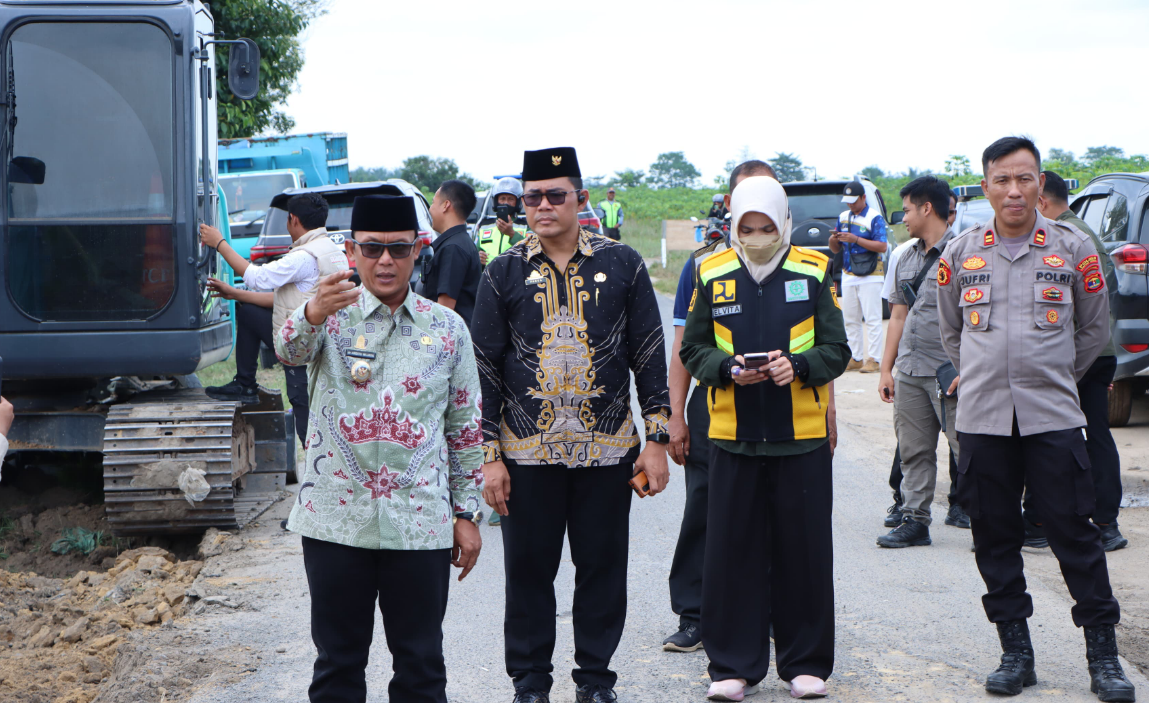 Bupati Ardito Wijaya Pastikan Pelebaran Jalan Rumbia-Buminabung Tepat Waktu dan Kualitas Baik