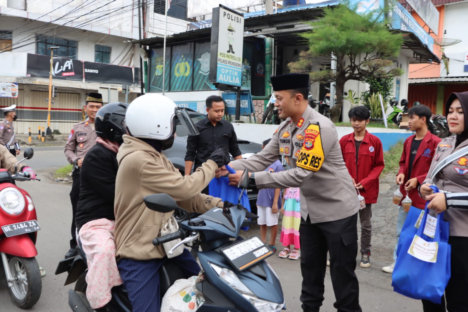 Aksi Peduli Ramadan, Polres Pringsewu dan Mahasiswa Berbagi Takjil Kepada Pengguna Jalan