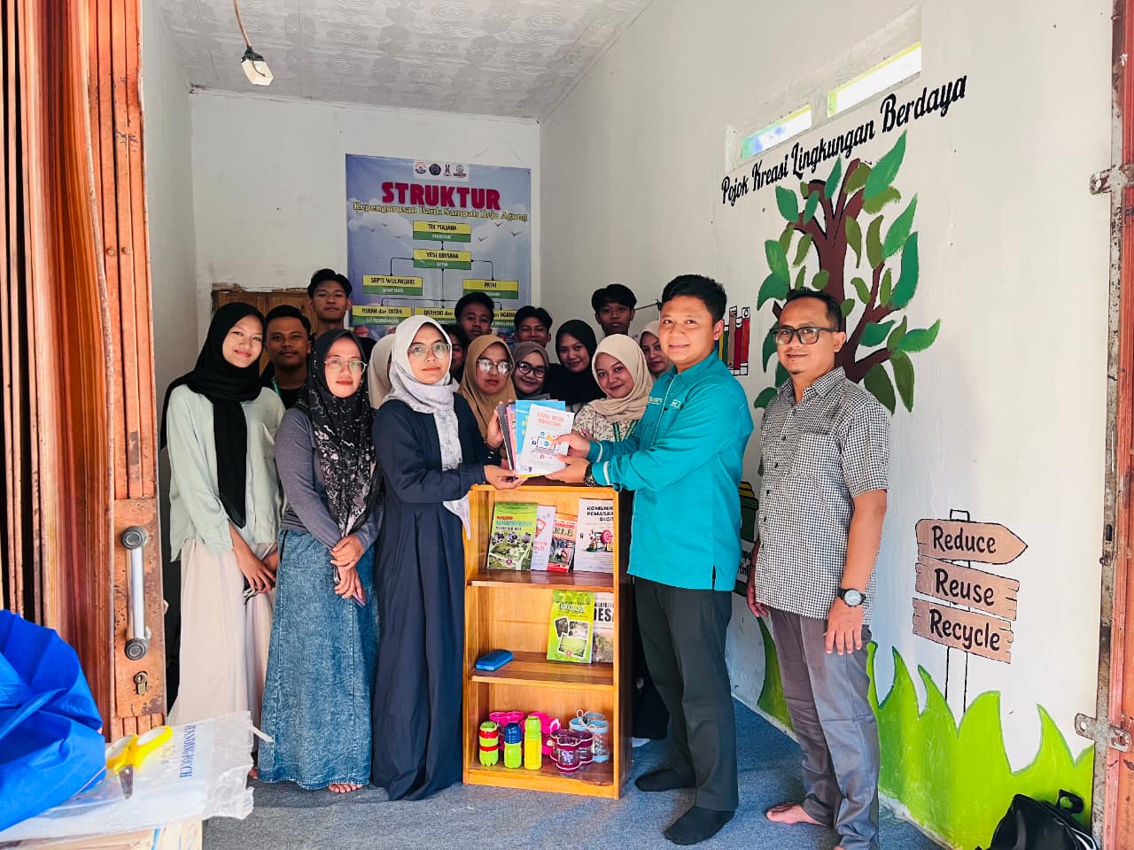 PPK ORMAWA HIMADIKMI Evaluasi Program dan Serahkan Sarana Pendukung kepada Mitra di Desa Rejo Agung