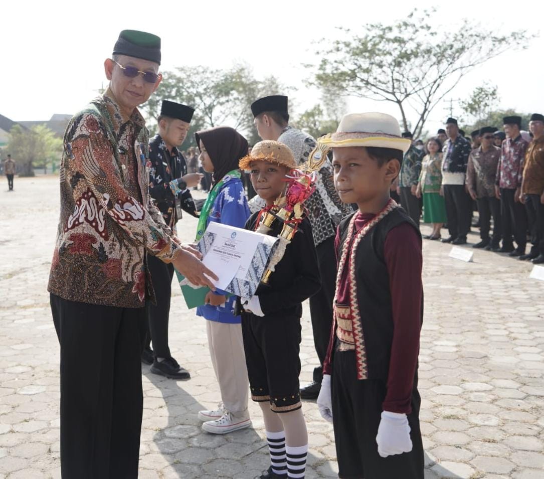 Tiga Pelajar SD di Pringsewu Dianugerahi Penghargaan Oleh Bupati