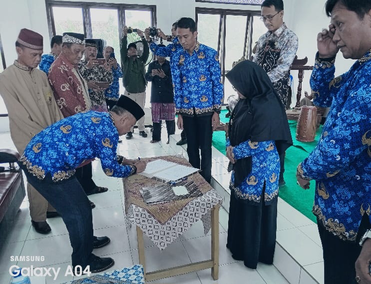 Manuskrip Kuno Tiuh Tuha Margakaya Diserahkan Kepada Lembaga Kearsipan Daerah Kabupaten Pringsewu