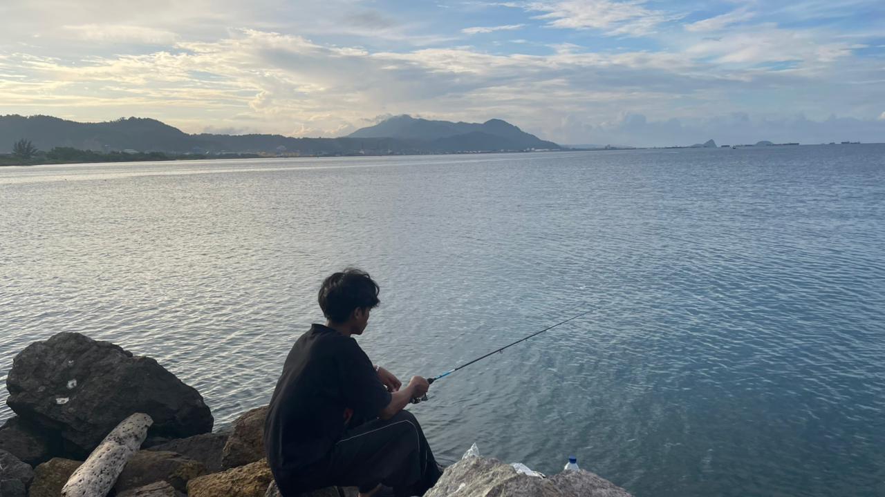 Semilir Angin Pagi Pesisir Gunung Kunyit, Sandi Nikmati dengan Memancing