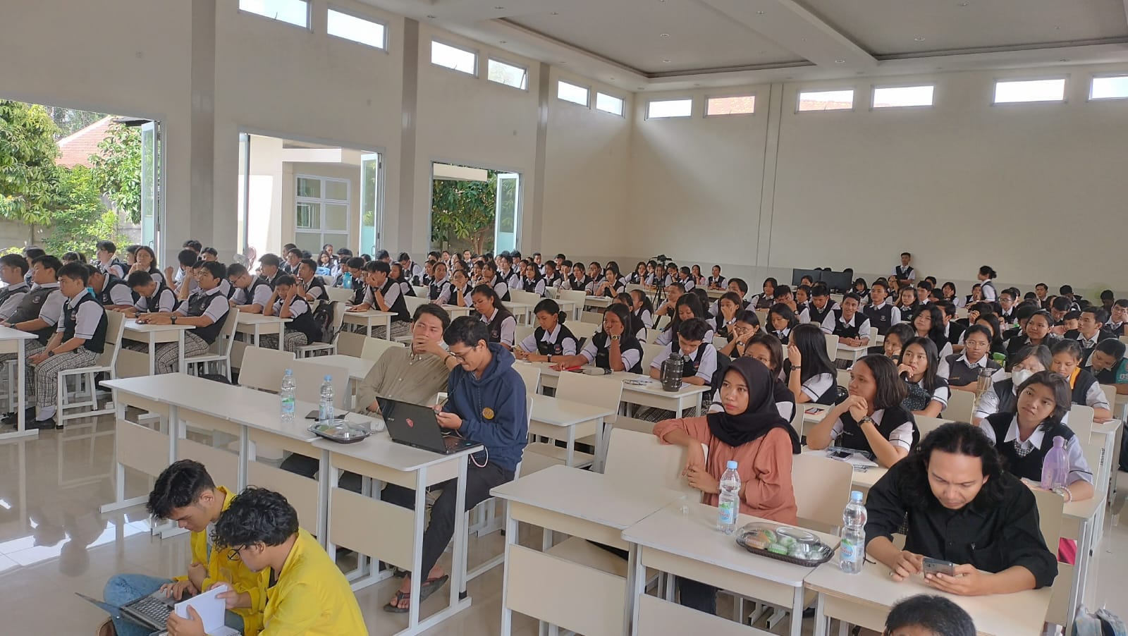 SMA Yos Sudarso Metro dan Mahasiswa UI Gelar PhiloFestID