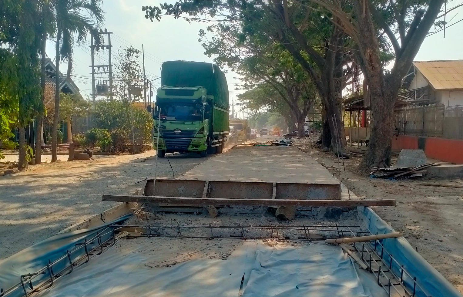 Basahi Jalan Berdebu dengan Air, Pemilik Ruko di Metro Timur Diancam Pekerja Proyek