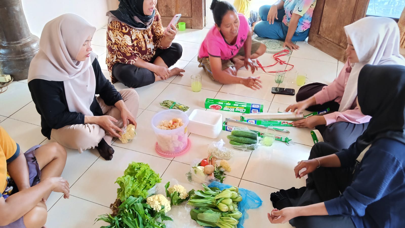 Tim PPK ORMAWA Himadikmi FKIP UM Metro Beri Pelatihan Packing E-Commerce Sayuran