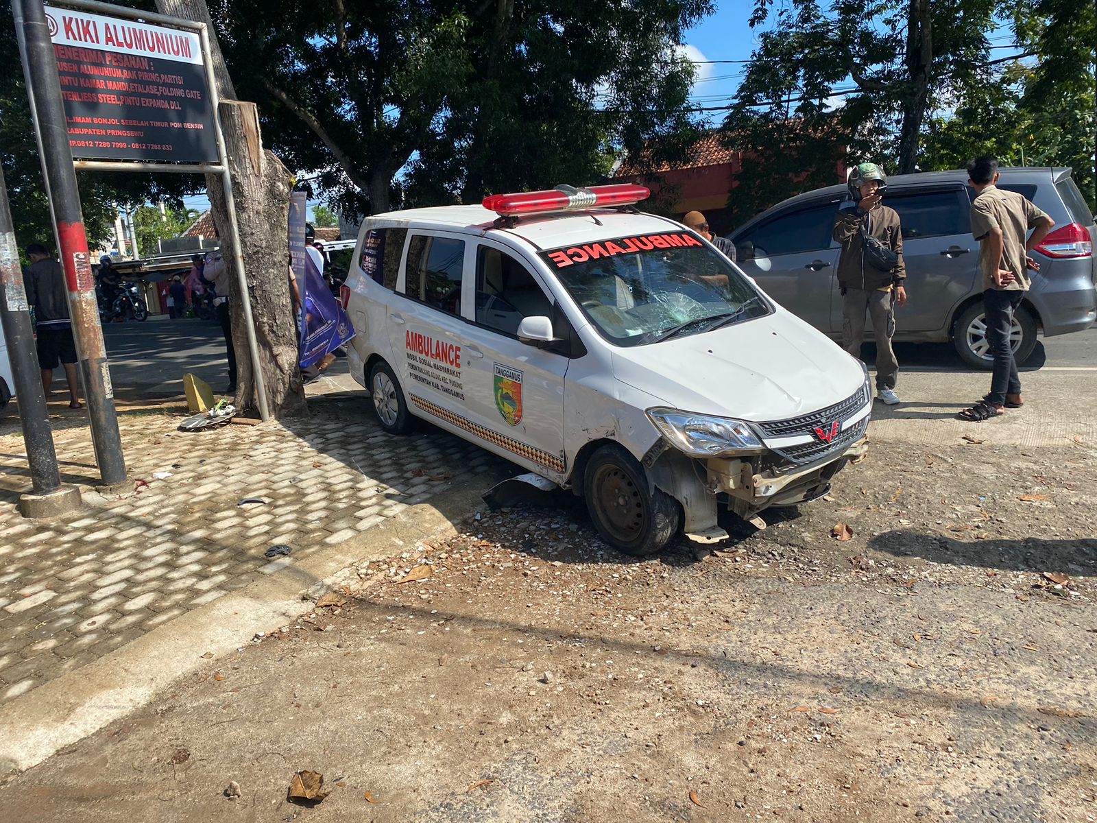 Ambulance dan Sepeda Motor Terlibat Kecelakaan di Jalinbar Pringsewu