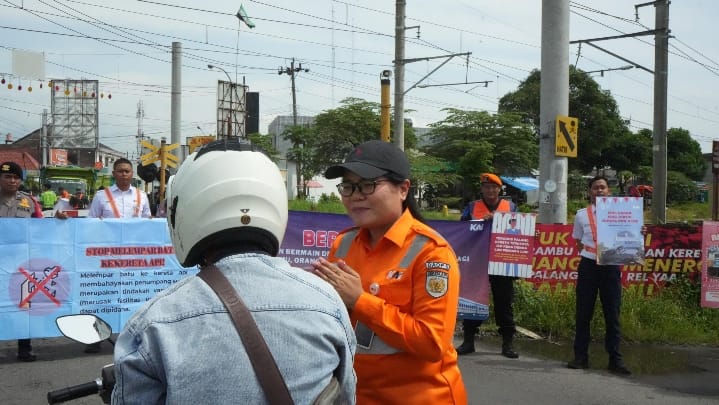 Waspada! KAI Daop 6 Yogyakarta Ingatkan Masyarakat Taat Rambu dan Sinyal Perlintasan Kereta