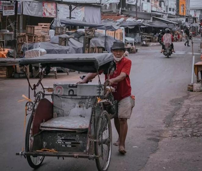 Cerita Inspiratif: Tak Lelah, Mengayuh Becak Puluhan Tahun di Kota Metro