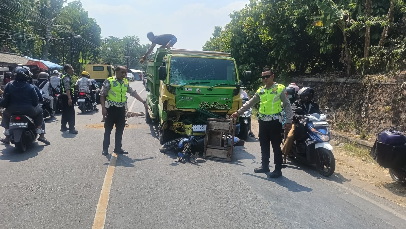 Diduga Menyalip di Tikungan, Pemotor Tewas Tabrak Truk Pasir di Pringsewu