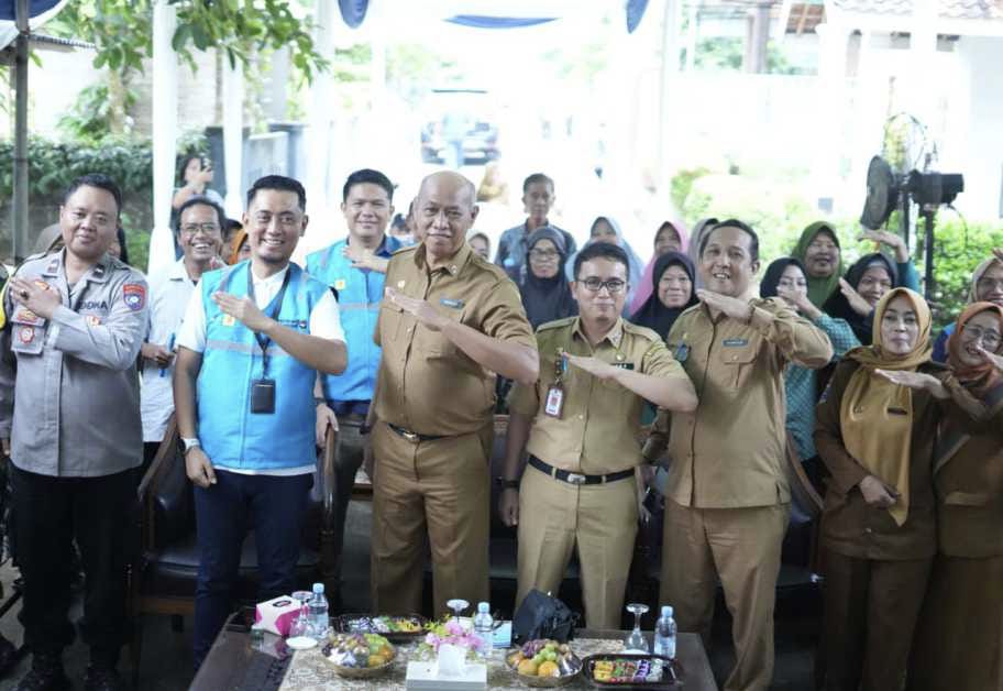 12 Keluarga Pra Sejahtera di Metro Dapat Pemasangan Listrik Gratis