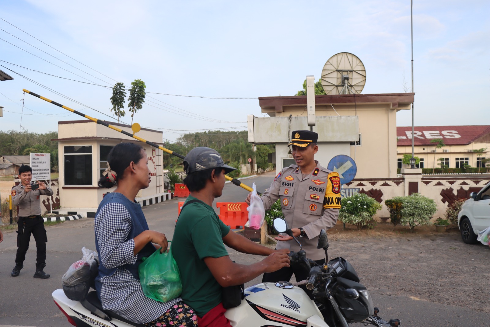 Ramadhan Penuh Berkah, Polres Mesuji Bagikan 150 Takjil untuk Pengendara