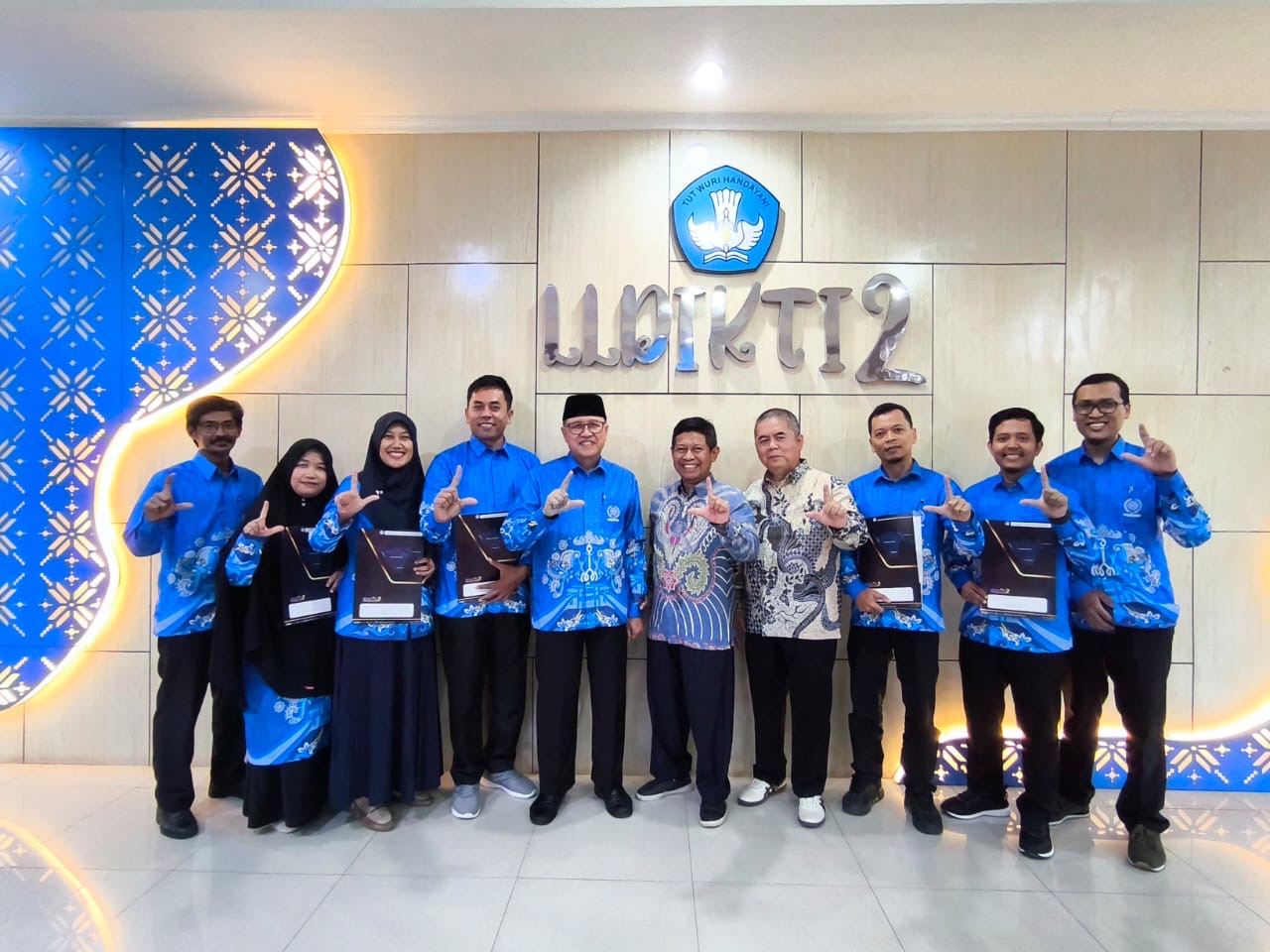 LLDIKTI Wilayah II Serahkan 1 SK Guru Besar dan 6 SK Lektor Kepala kepada UM Metro