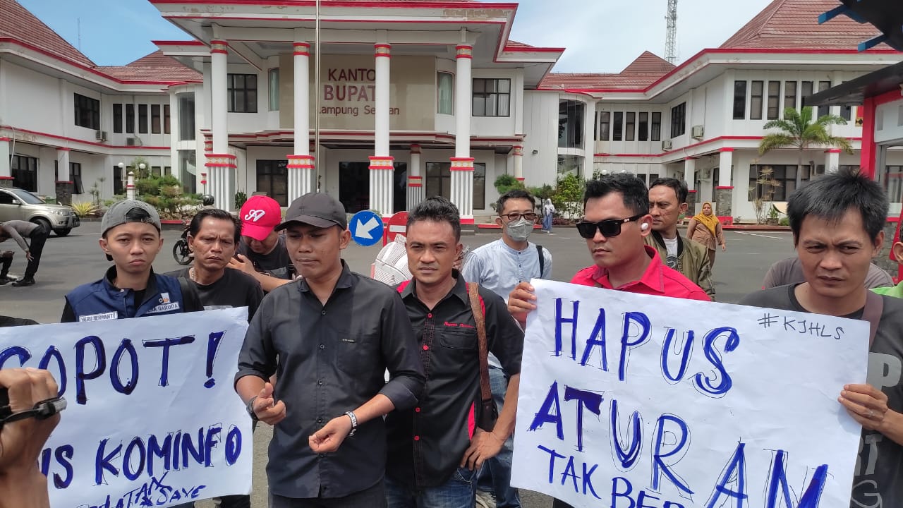 Puluhan Wartawan Geruduk Kantor Diskominfo Lamsel.